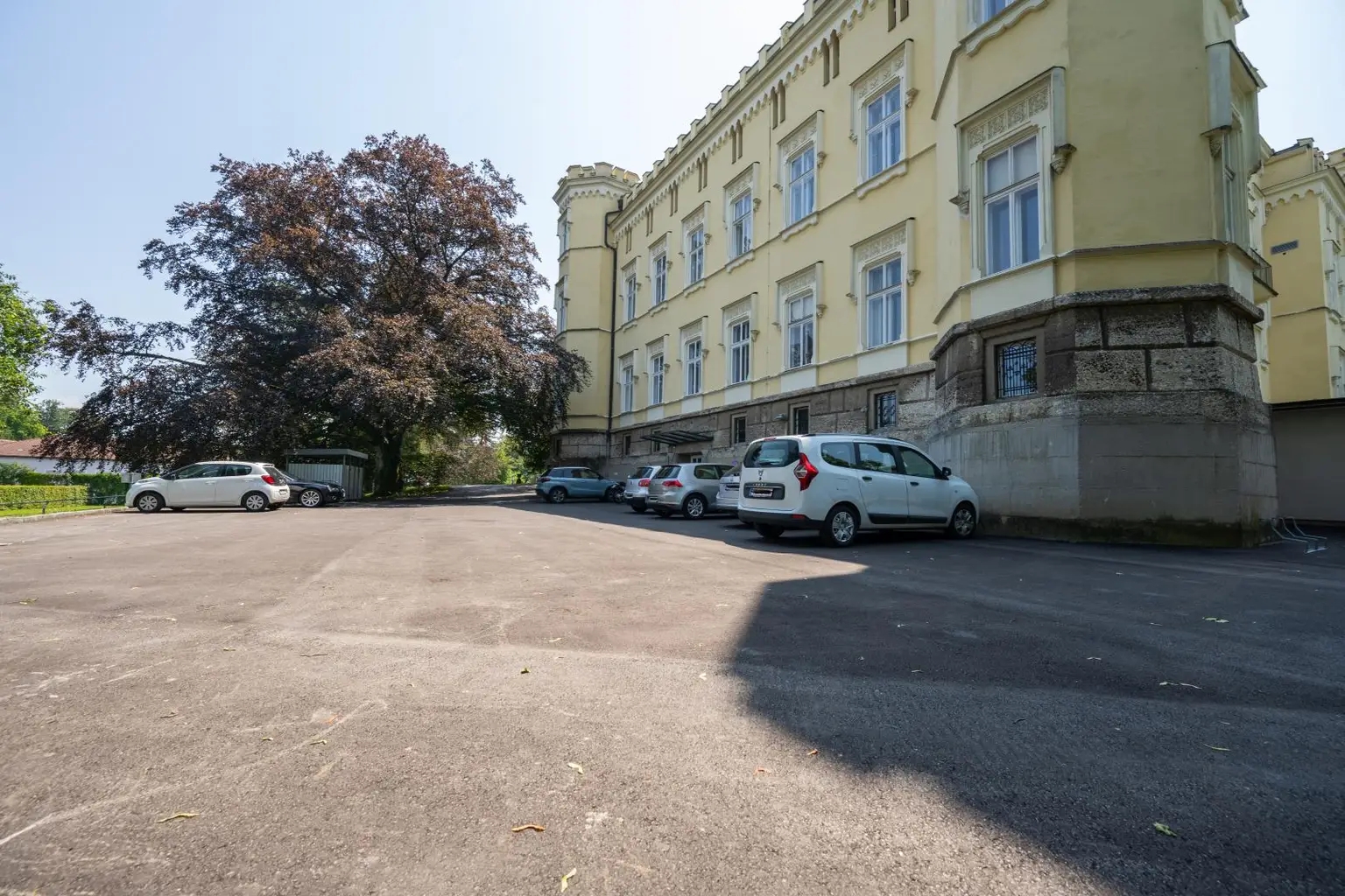 Tradition trifft Moderne – sonniges Apartment mit Küche und Parkplatz im Schloss Voglsang!