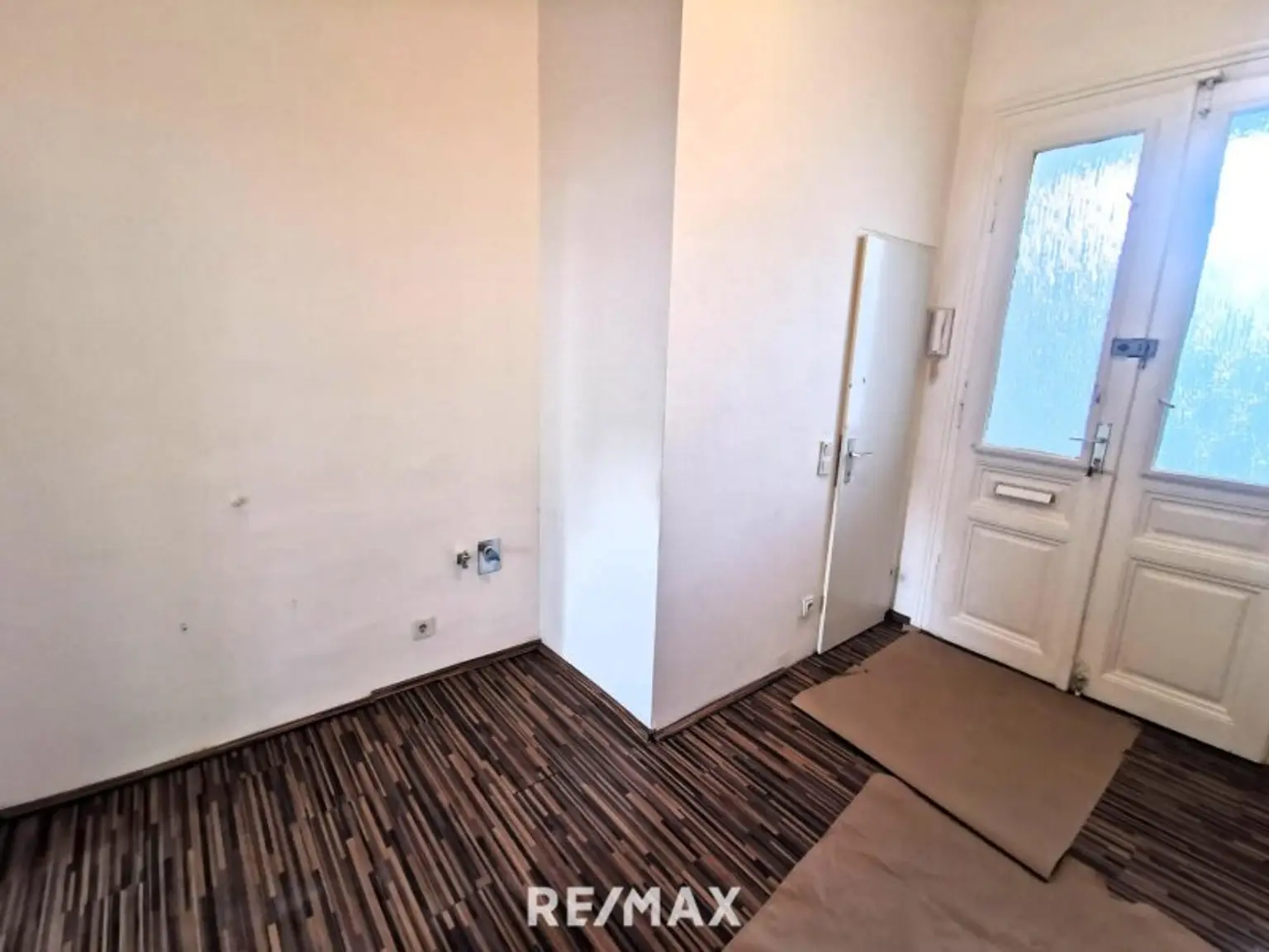 1 Zimmer Wohnungen, 2 Stück im gleichen Haus, zum sanieren. Im 1. Stock mit Aufzug.