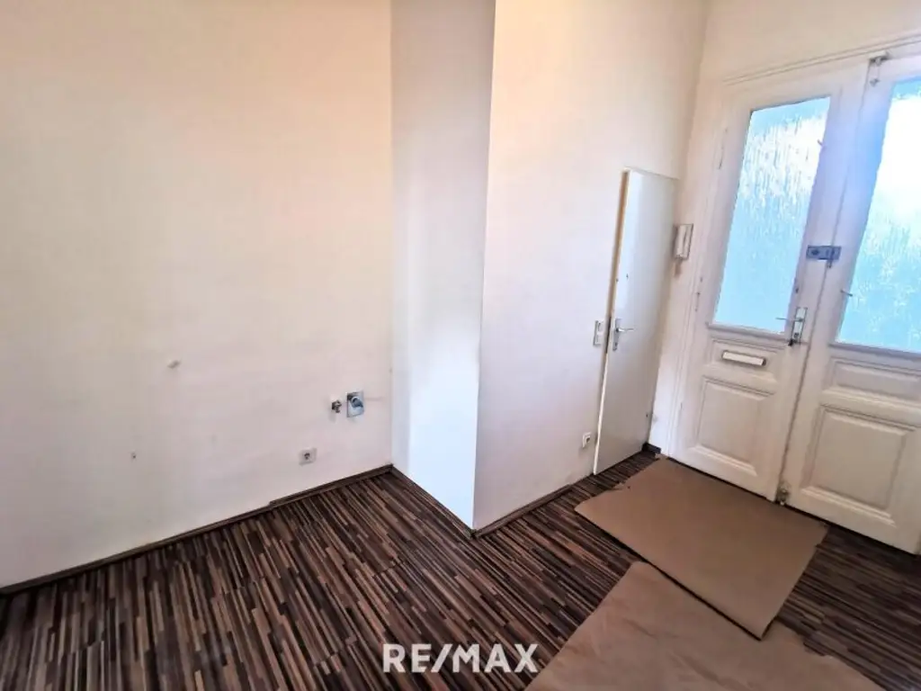 1 Zimmer Wohnungen, 2 Stück im gleichen Haus, zum sanieren. Im 1. Stock mit Aufzug.