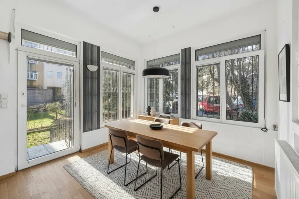 Zwei Zimmer-Gartenwohnung - sanierungsbedürftig