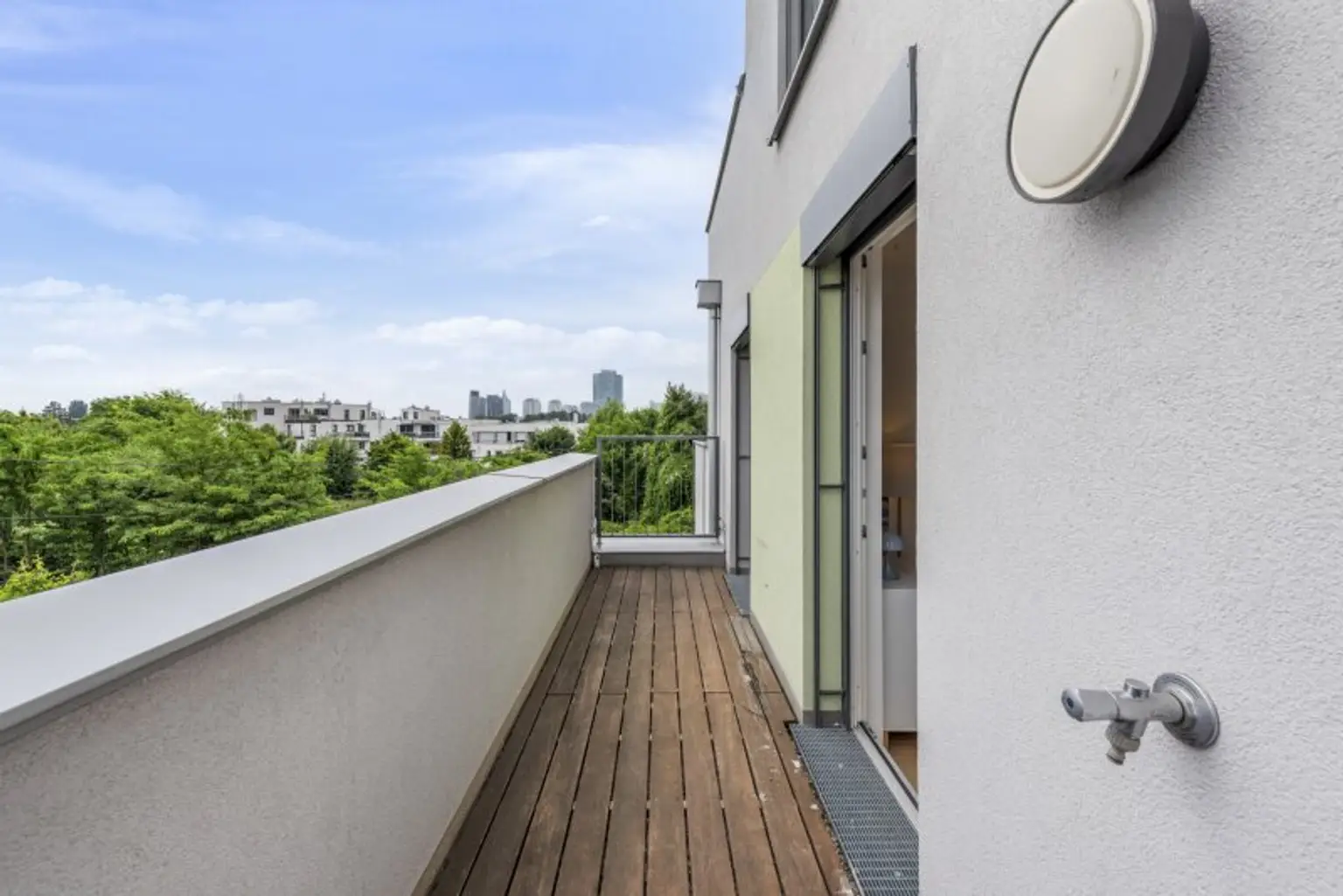 Rarität und Wohntraum! Dachgeschosswohnung mit südwestseitiger Terrasse an der oberen Alten Donau auf Eigengrund! Garagenplatz inkludiert