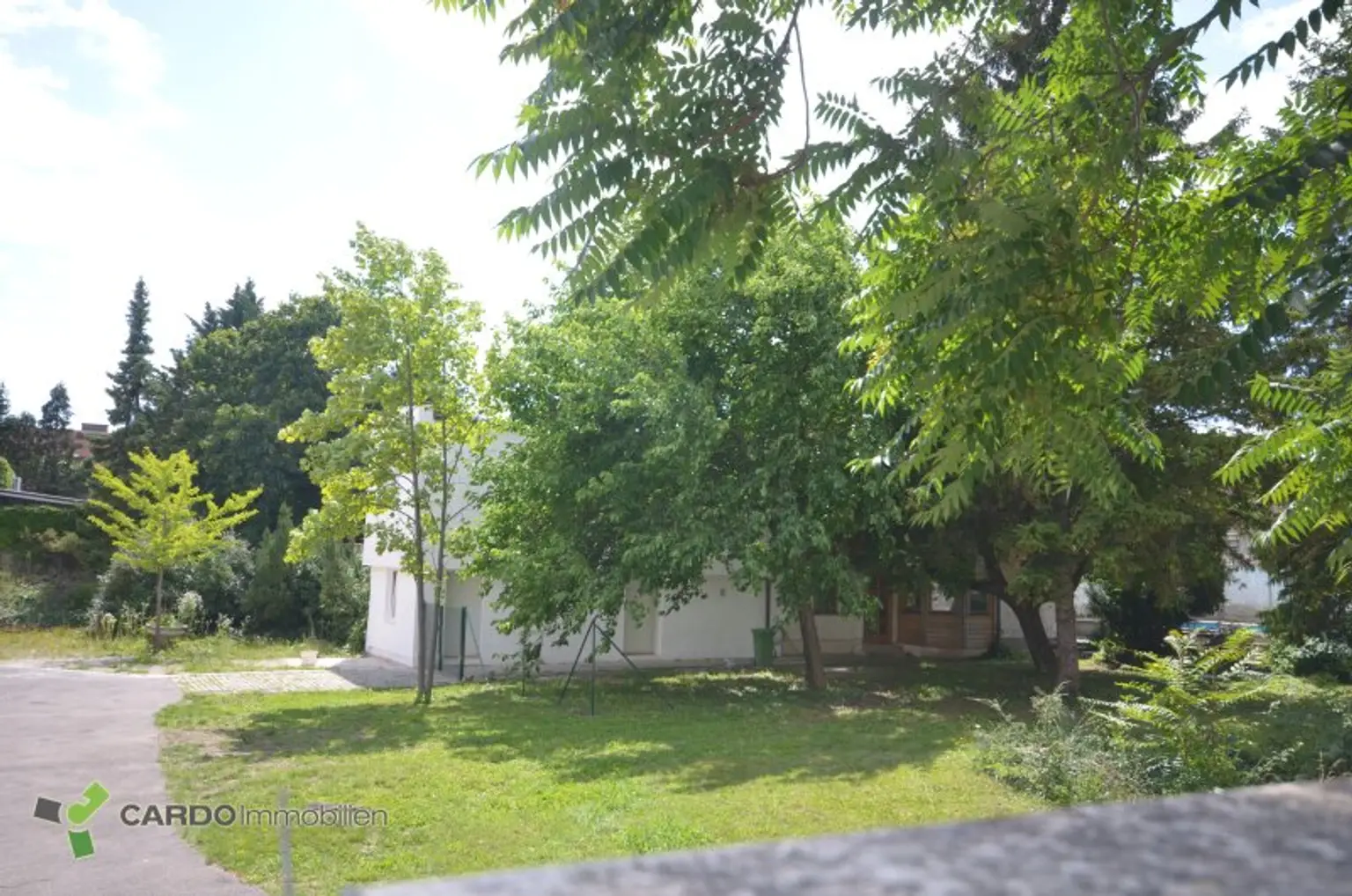 Frisch sanierte Stockhaus mit Pool in Grünlage, ruhigen Nebenstraße