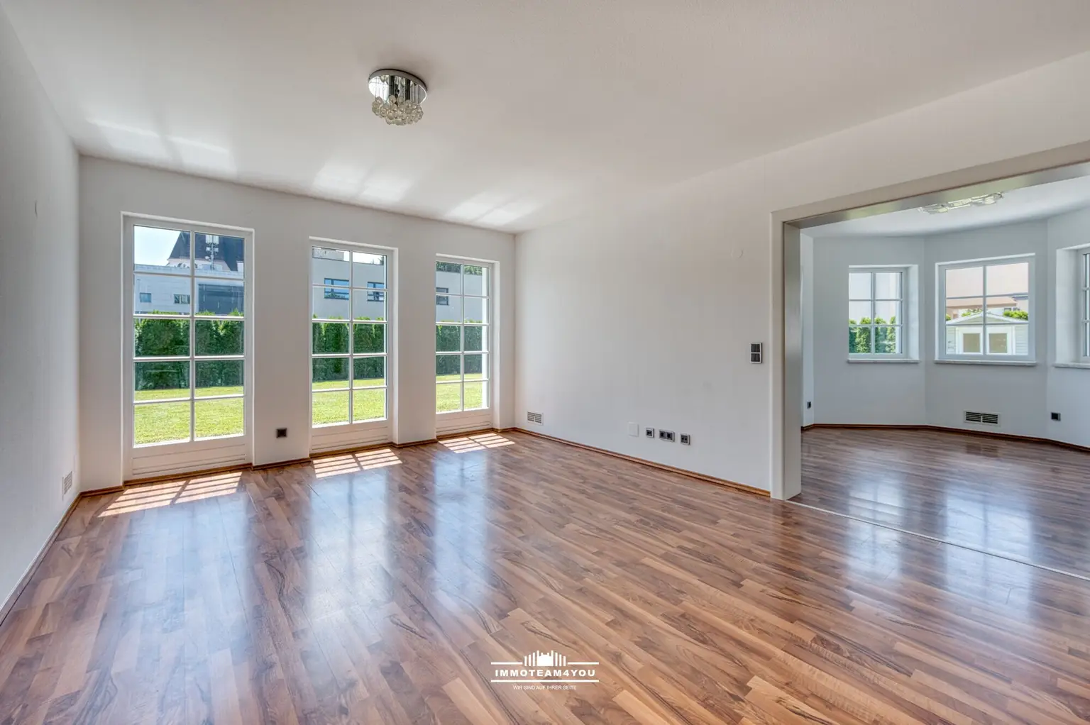 Wohnzimmer mit Blick auf das Esszimmer DSC_7583