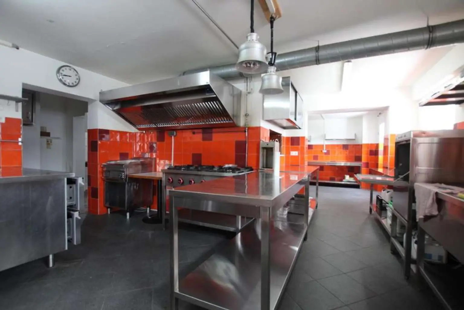 Gästehaus mit 10 Zimmern, privater Wohnung, Restaurant inklusive moderner Gastroküche und Nebengebäude – Ihre perfekte Investitionsmöglichkeit
