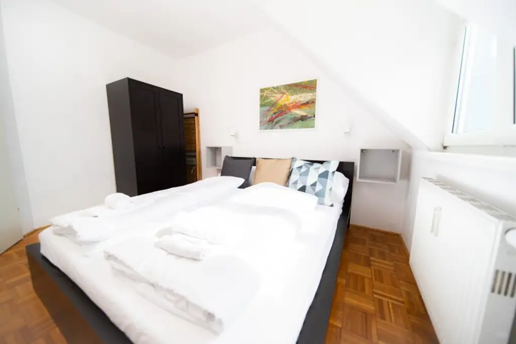 Charmante und helle Masionette-Wohnung ! Wunderschön möbliert !