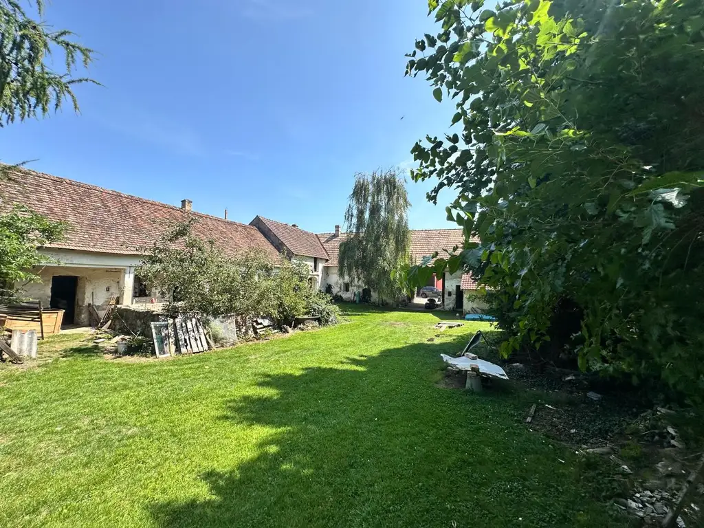 Sanierungsbedürftiger Bauernhof mit großem Grundstück, Stallungen und Stadl – ländlicher Charme mit viel Potential!