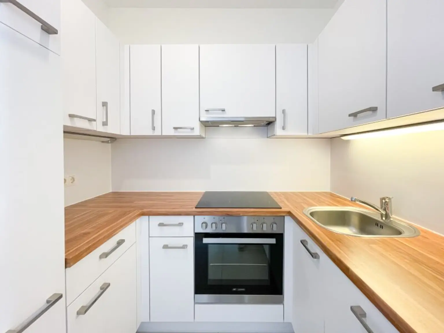 ALTBAUWOHNUNG MIT HOFSEITIGEM BALKON: 3 Zimmer inkl. Küche im 3. Liftstock