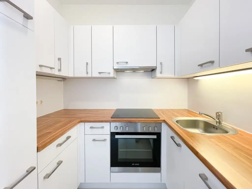 ALTBAUWOHNUNG MIT HOFSEITIGEM BALKON: 3 Zimmer inkl. Küche im 3. Liftstock