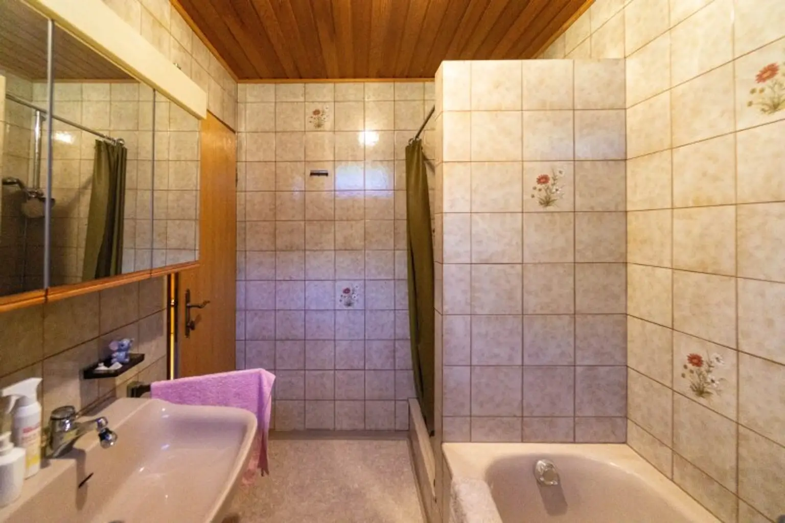 Bad mit Wanne und Dusche
