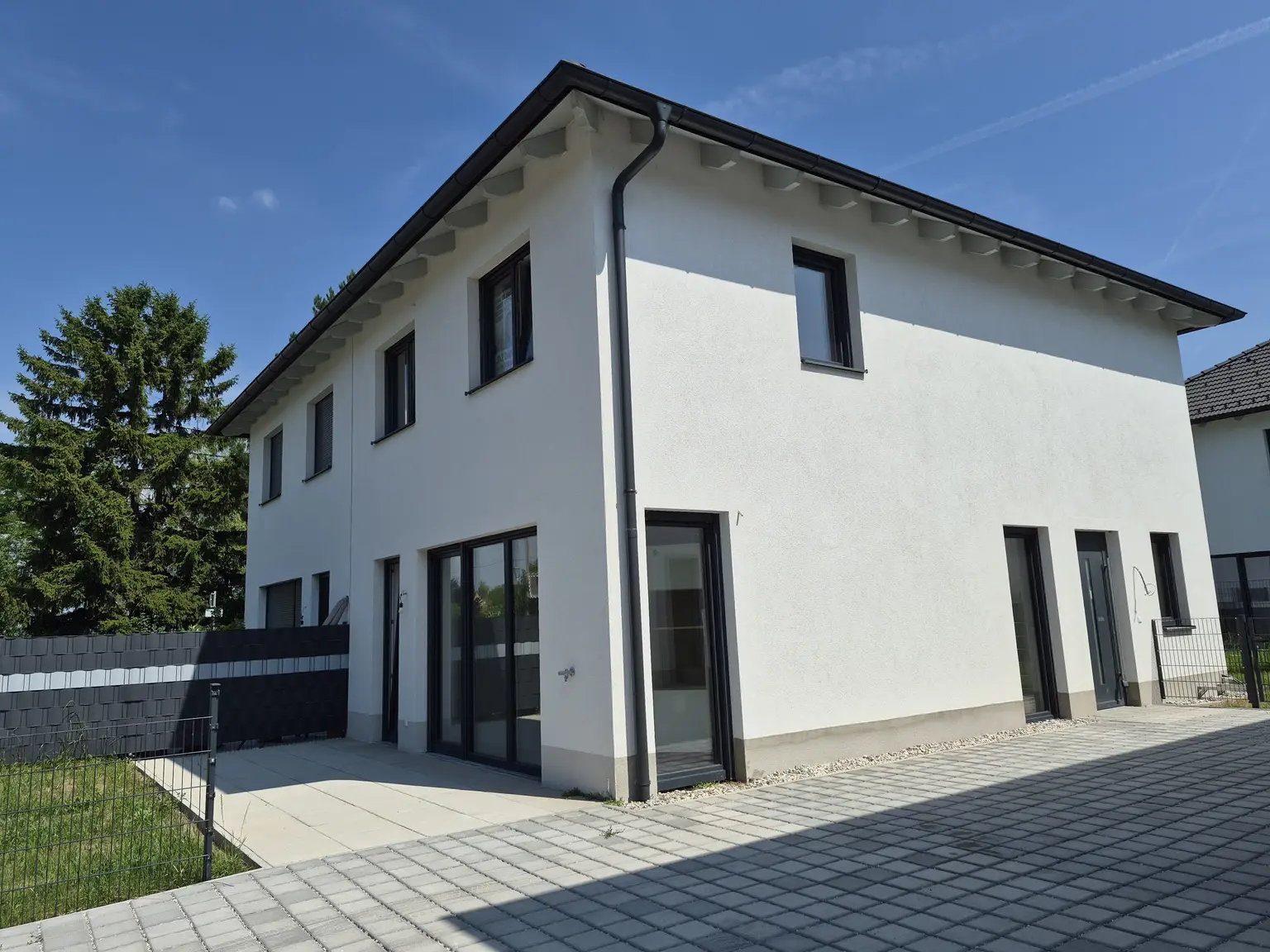 Neubau - Tolle Doppelhaushälfte belagsfertig - Neufelder See schnell erreichbar!