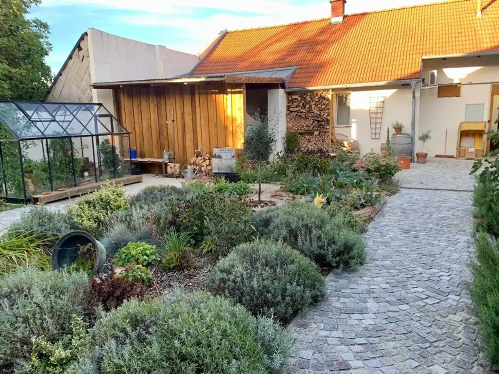 +Einzigartiges Einfamilienhaus mit Nebengebäude in Enzesfeld-Lindabrunn+