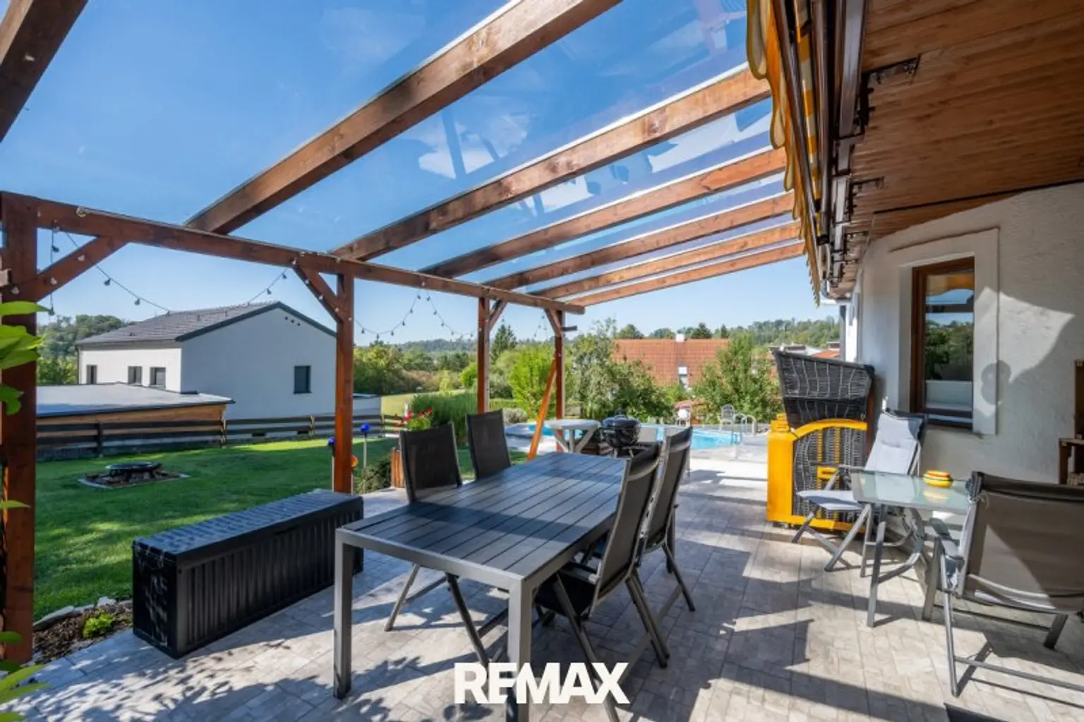 Südwest-Terrasse mit Glasüberdachung (Pergola)