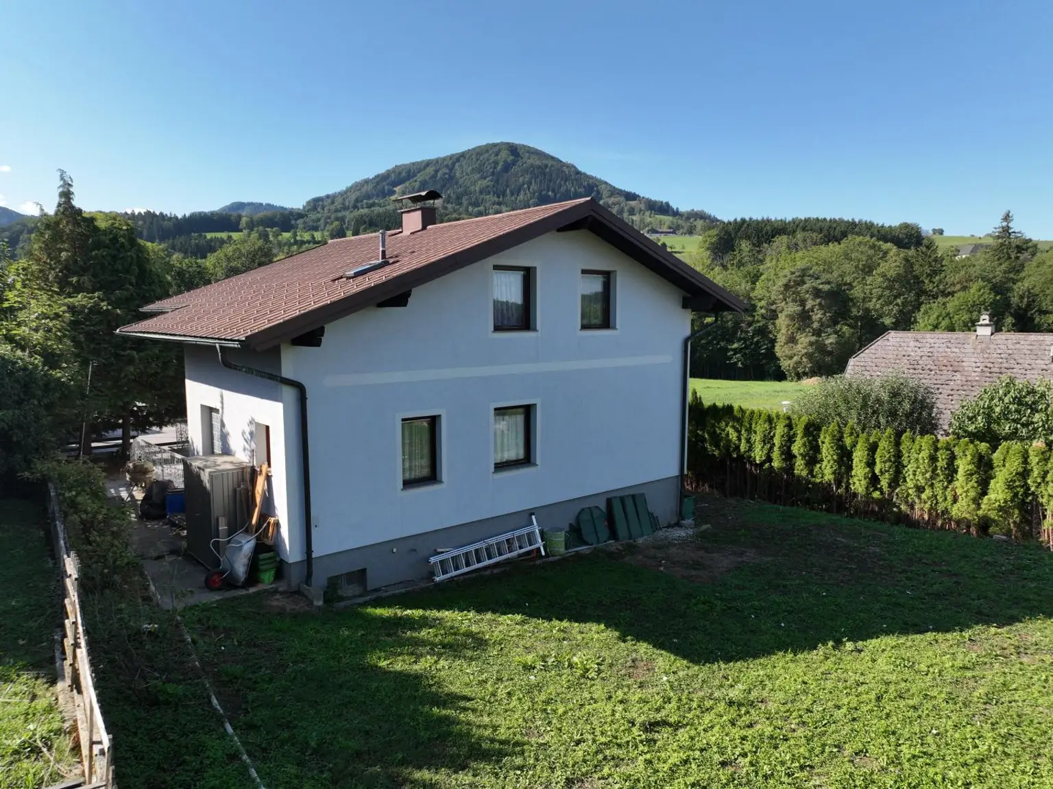 Blick vom Garten zum Haus