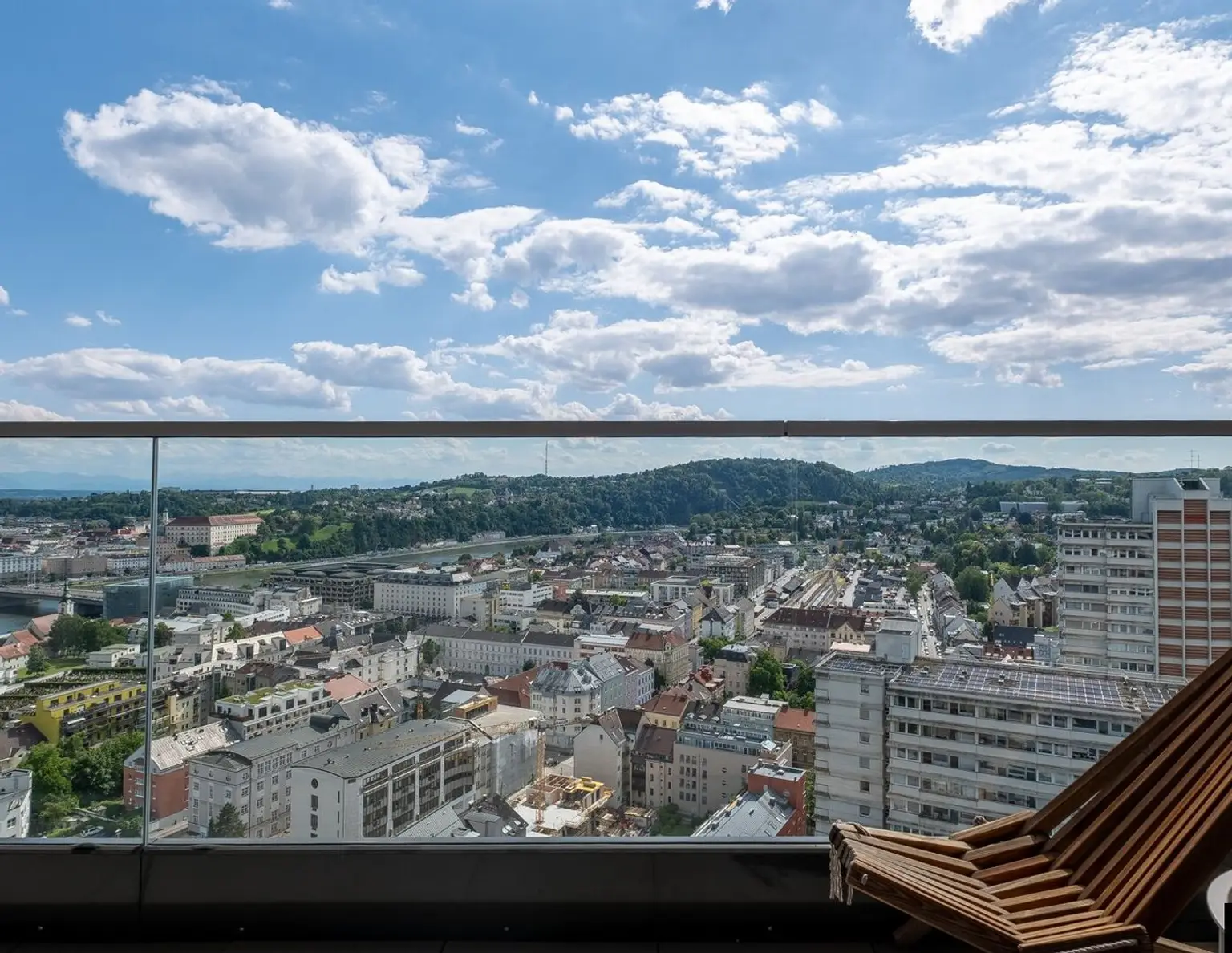 LINZ: Bruckner Tower. Sonniges Micro Loft mit traumhafter Aussicht