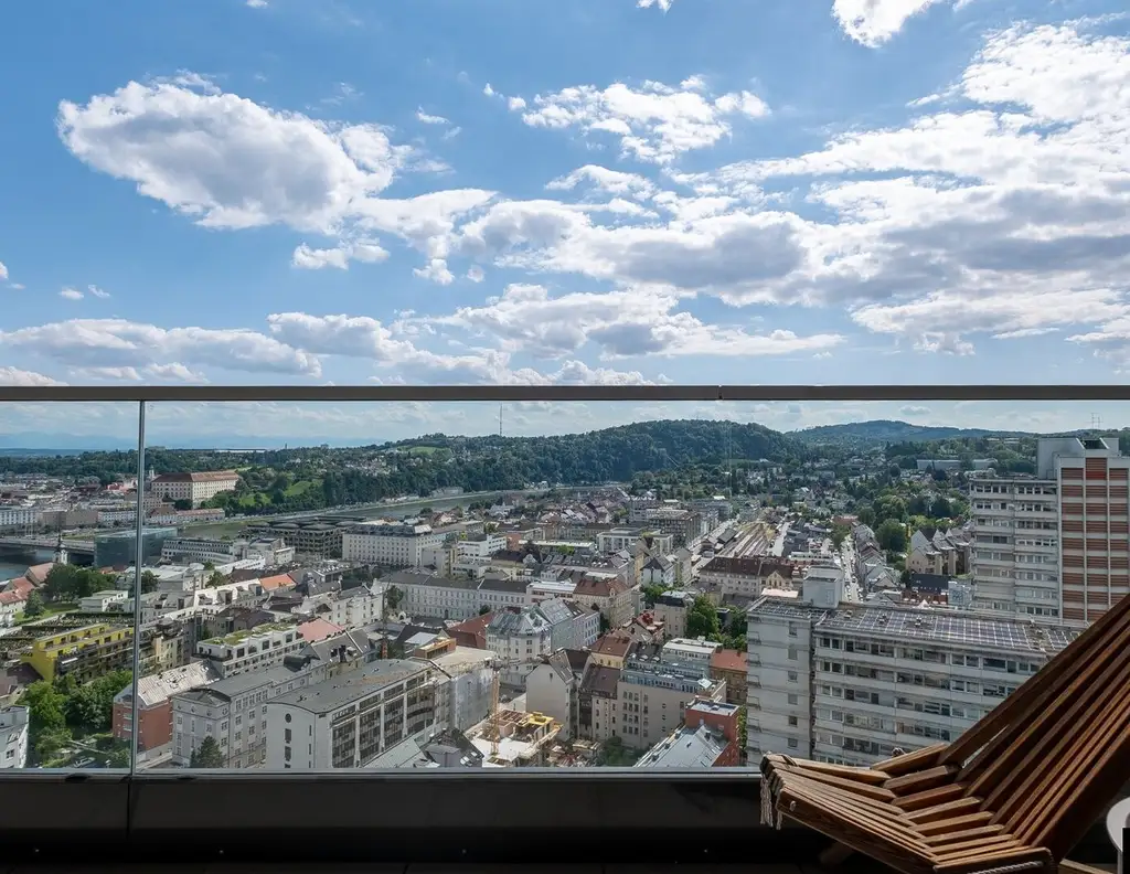 LINZ: Bruckner Tower. Sonniges Micro Loft mit traumhafter Aussicht
