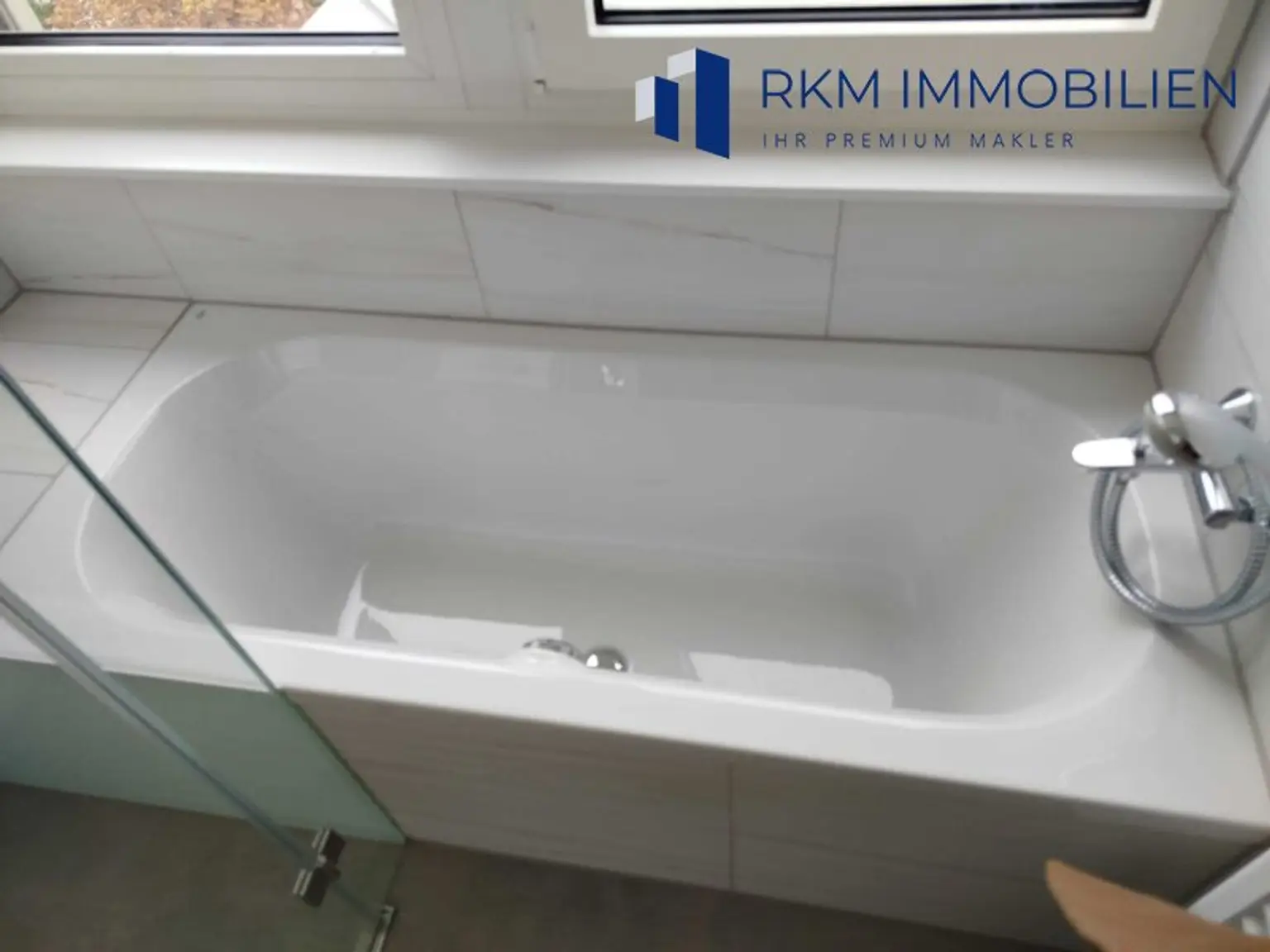 TOP - Neuwertige Dachgeschosswohnung in 1210 Wien – ca. 70 m², 3-Zimmer, ca. 23m² Terrasse und Garagenstellplatz - absolute Ruhelage