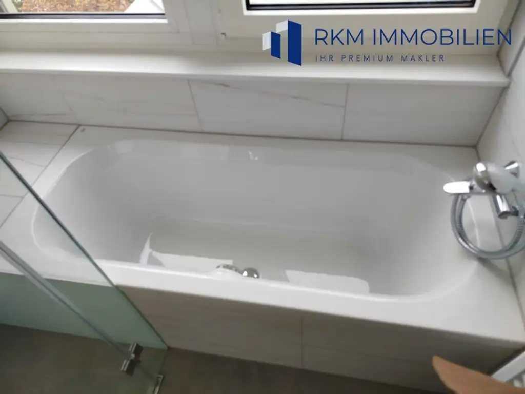 TOP - Neuwertige Dachgeschosswohnung in 1210 Wien – ca. 70 m², 3-Zimmer, ca. 23m² Terrasse und Garagenstellplatz - absolute Ruhelage