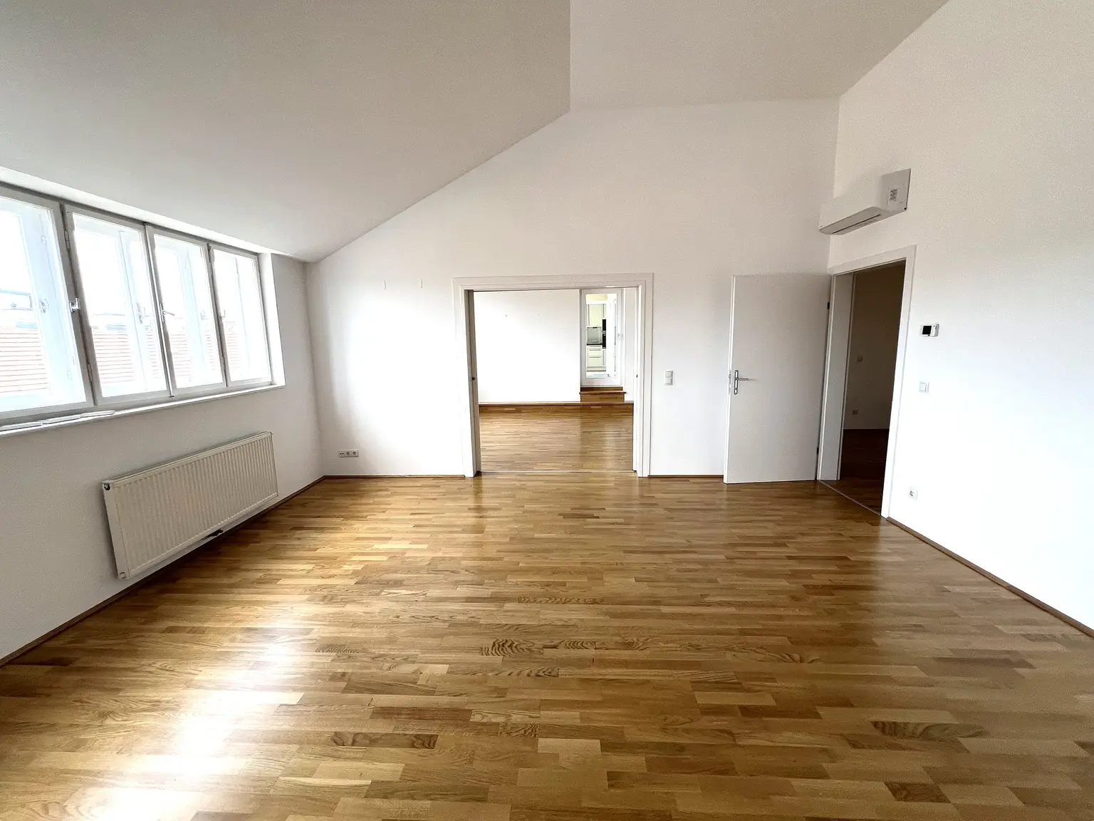UNBEFRISTET: Wohnen in Bestlage: Attraktive klimatisierte Dachgeschoss-Wohnung in der Neubaugasse