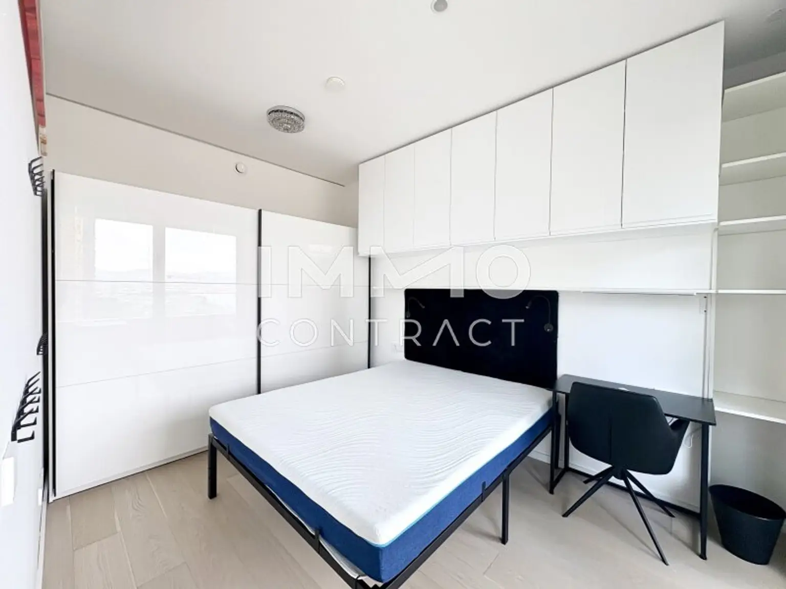 Schlafzimmer mit Schreibtisch