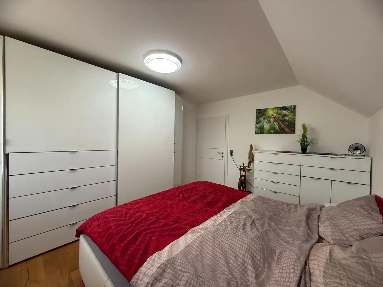 *** Hochwertig möbliert & top saniert: Stilvolle 74m²-Wohnung mit Loggia in ruhiger Lage + Carport ***