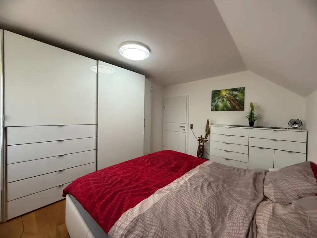 *** Hochwertig möbliert & top saniert: Stilvolle 74m²-Wohnung mit Loggia in ruhiger Lage + Carport ***