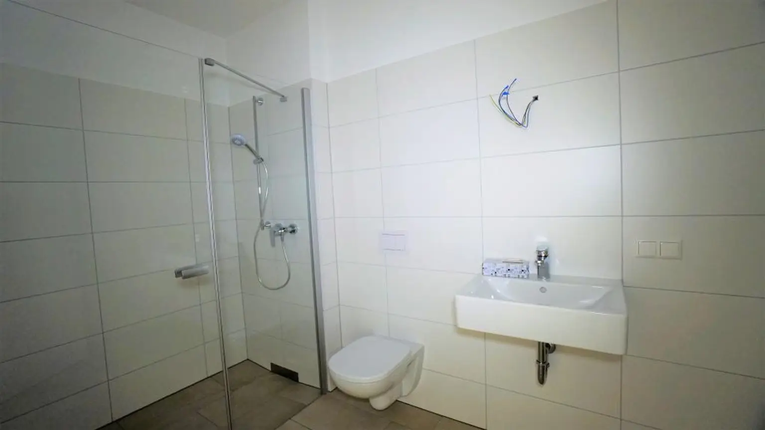 Beeindruckende 3 Zimmerwohnung mit großer Dachterrasse, Carportplatz und Stellplatz