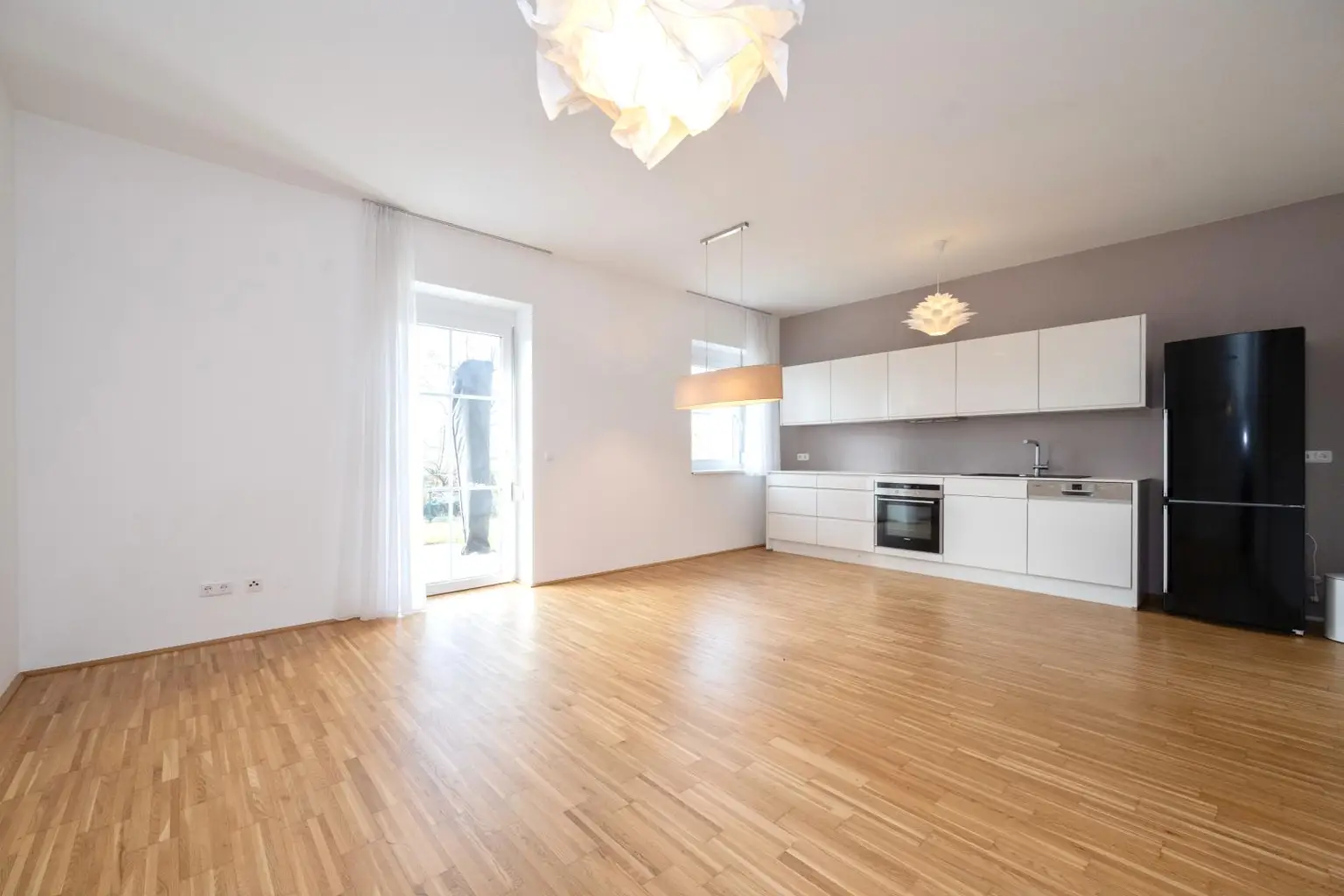 Wohn- und Essbereich mit Blick zur Küche