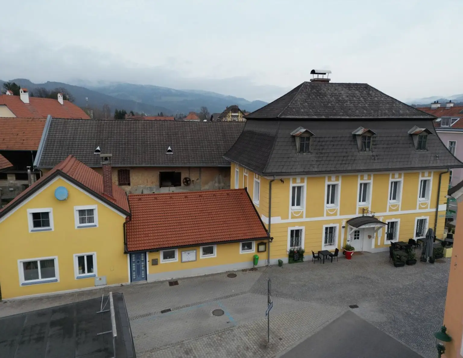 Top verpachtetes Cafe mit Zimmervermietung + exklusives Wohnhaus mit Innenhof + riesigem Stadl mit schönem Garten