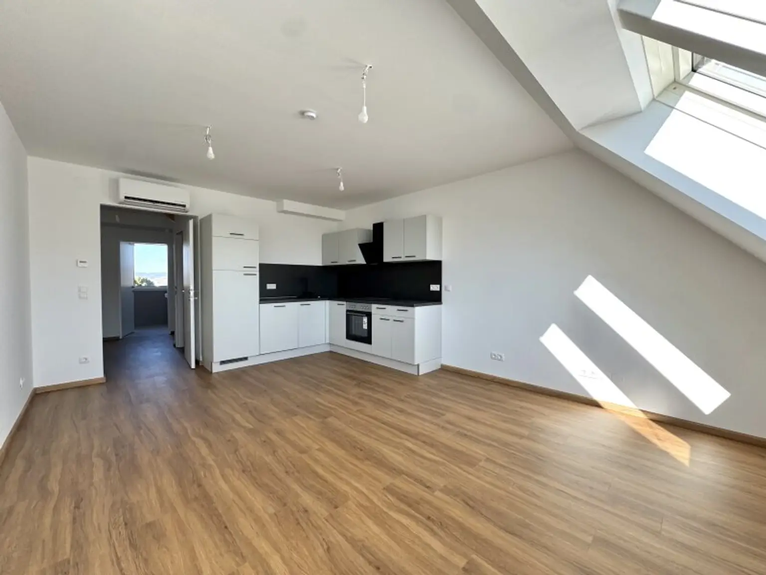 Dachgeschossausbau mit Terrasse & Klimaanlage - Erstbezug - UNBEFRISTETE Mietdauer