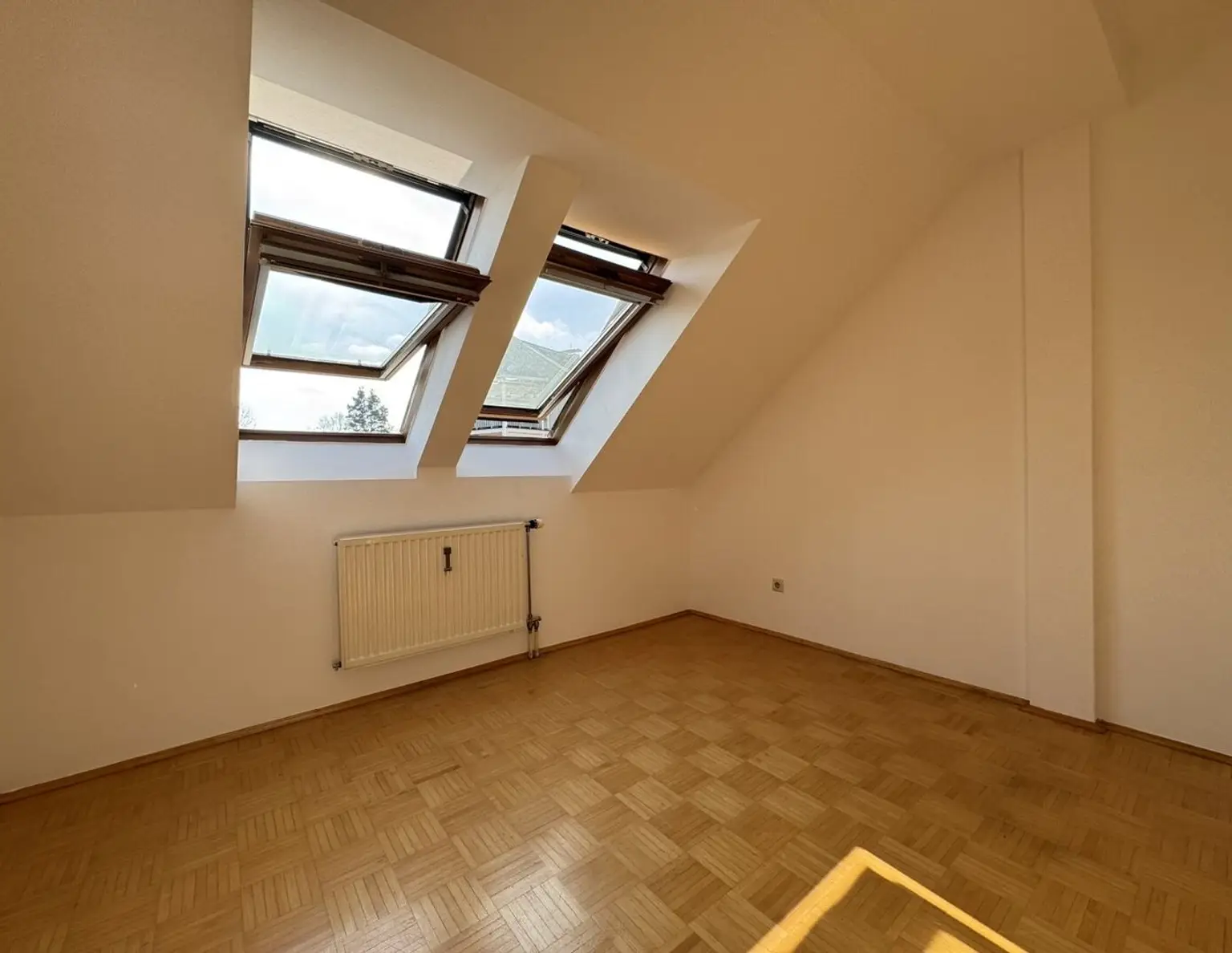 PROVISIONSFREI - Dachgeschosswohnung mit Weitblick