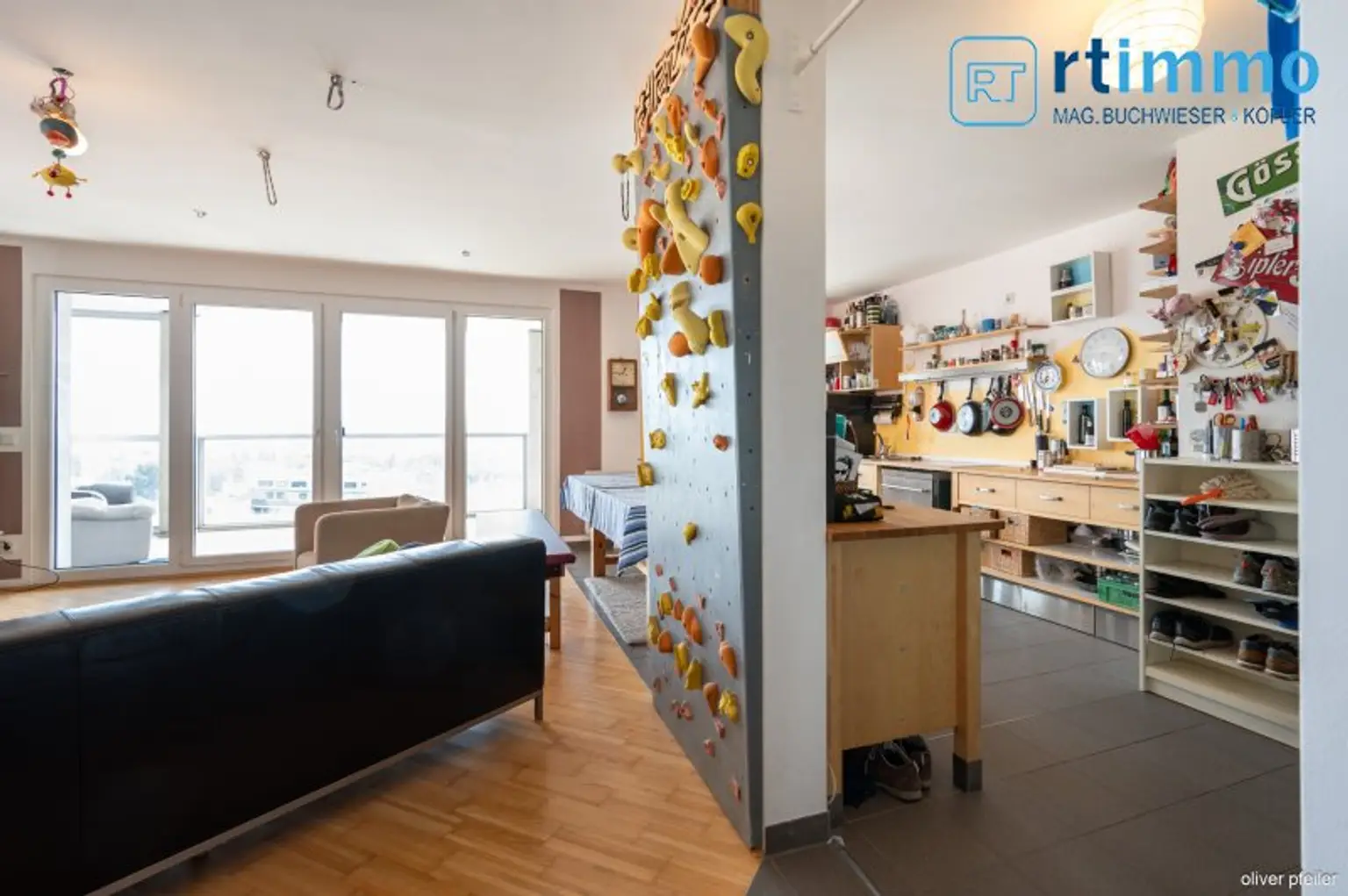Himmelblau überall, 104m² mit über 23m² Freifläche auf 3,5 Zimmern. Atemberaubender Ausblick soweit das Auge reicht!