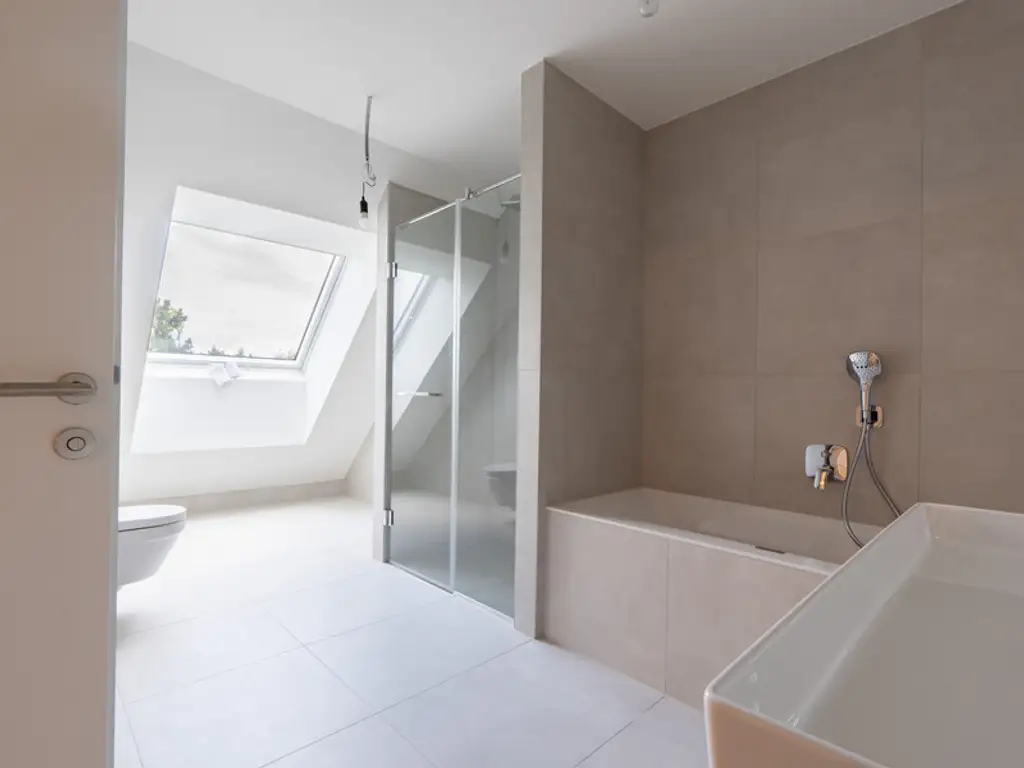 Der Sonnen entgegen. Helle 3-Zimmer mit großem ostseitig gelegenen Balkon. Sofort einziehen.