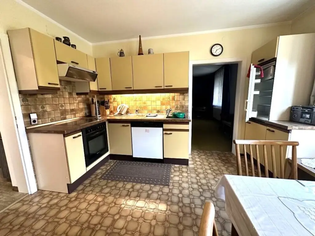 WOLFSBERG - SANKT THOMAS, 160 m2 Einfamilienhaus mit Potential, Vollkeller, 1139 m2 Grundstück, Wirtschaftsgebäude