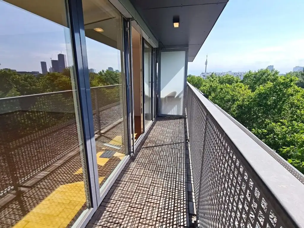 INNSTRASSE, FERNBLICK, unbefristete 97 m2 Dachgeschoß-Maisonette mit Loggia, 2 Zimmer, Komplettküche, Wannenbad, Parketten, gefördert