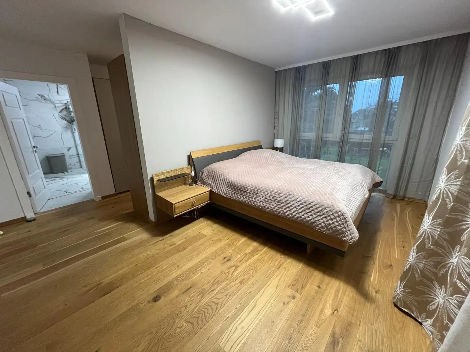 Zimmer mit Schrankraum und Badezimmer im OG