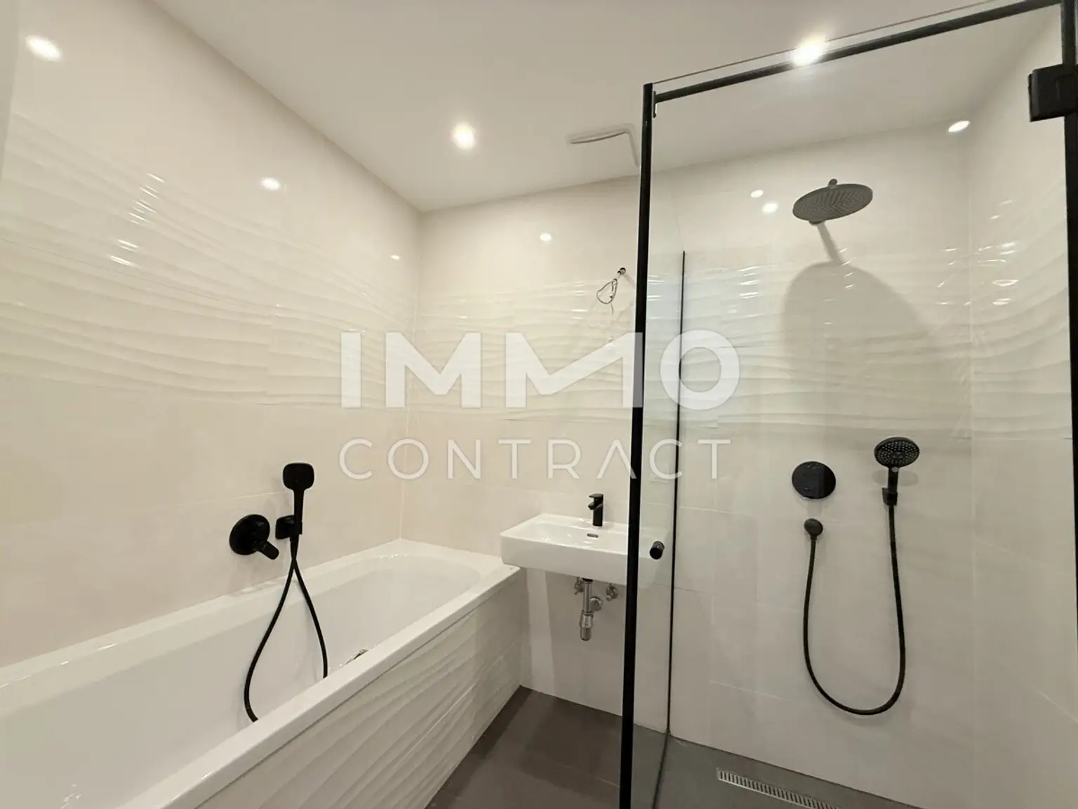 Bad mit Wanne und Dusche