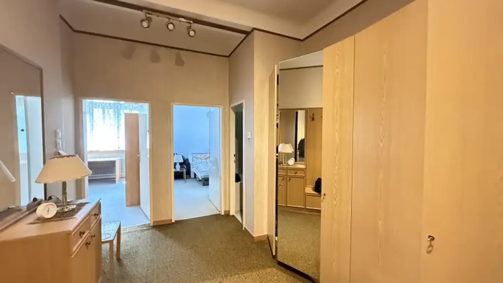 Großes Einfamilienhaus mit Veranda und Wirtschaftsanbau mit uneinsichtigen Garten + Ausbaupotential!