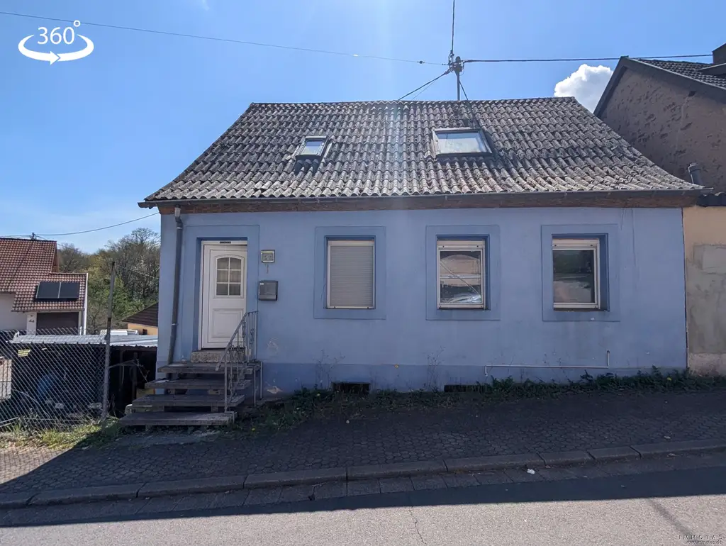 Gemütliches Einfamilienhaus mit Garten, Balkon & viel Potenzial in Schiffweiler