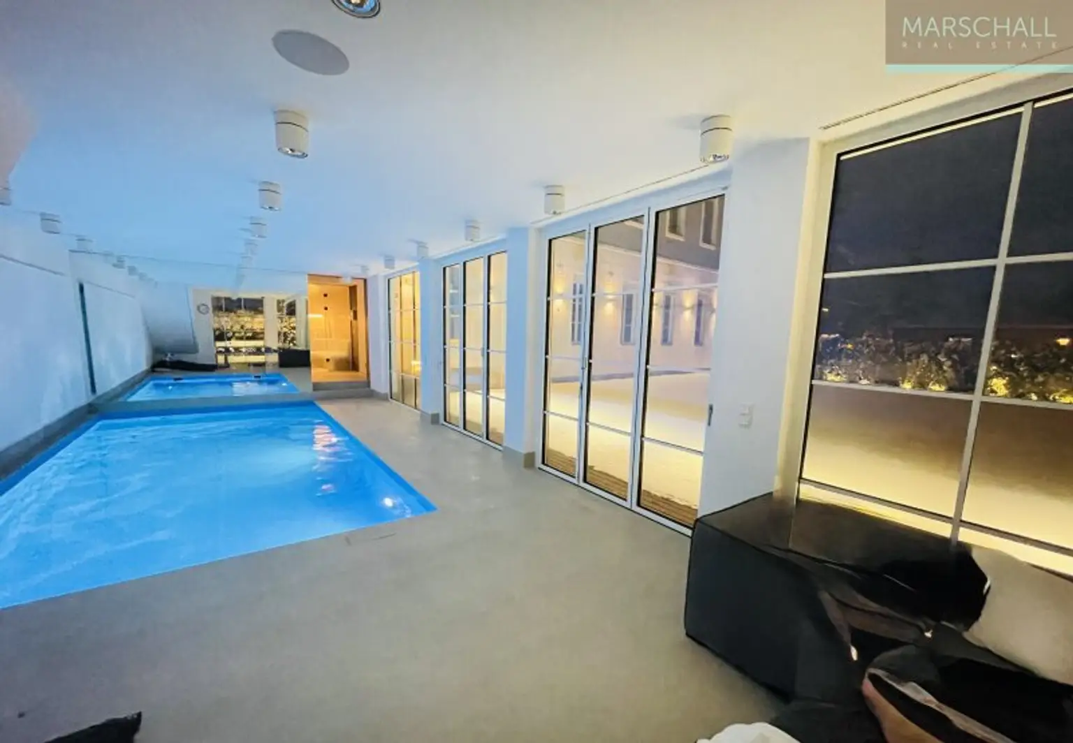 Schwimmhalle Winteransicht