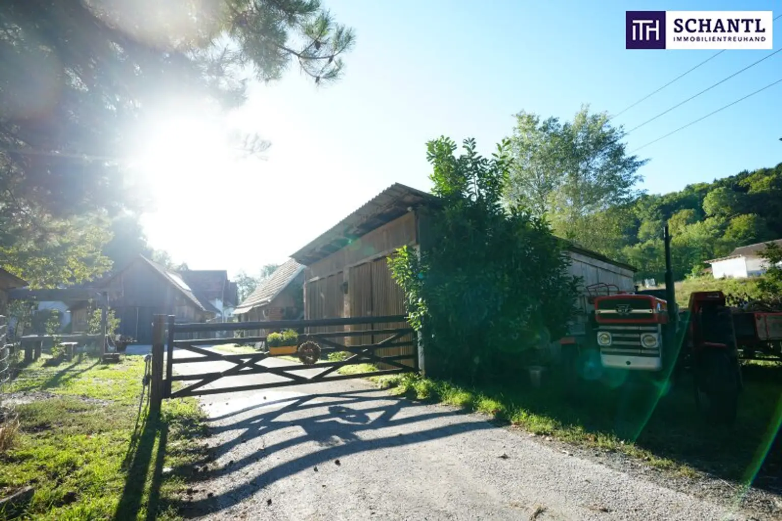 SENSATIONELLES JUWEL! Exklusiver Vierkanthof im Thermenland Steiermark – Wohnen, Reiten & Leben mit Pool und Natur!