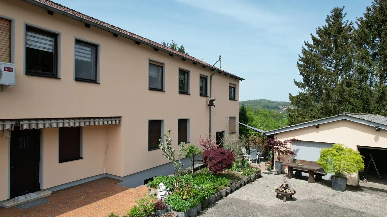 Enormes Entwicklungspotential...! 
Gärtnerei mit Verkaufspavillon, Gewächshäuser, 2-FH + Appartment