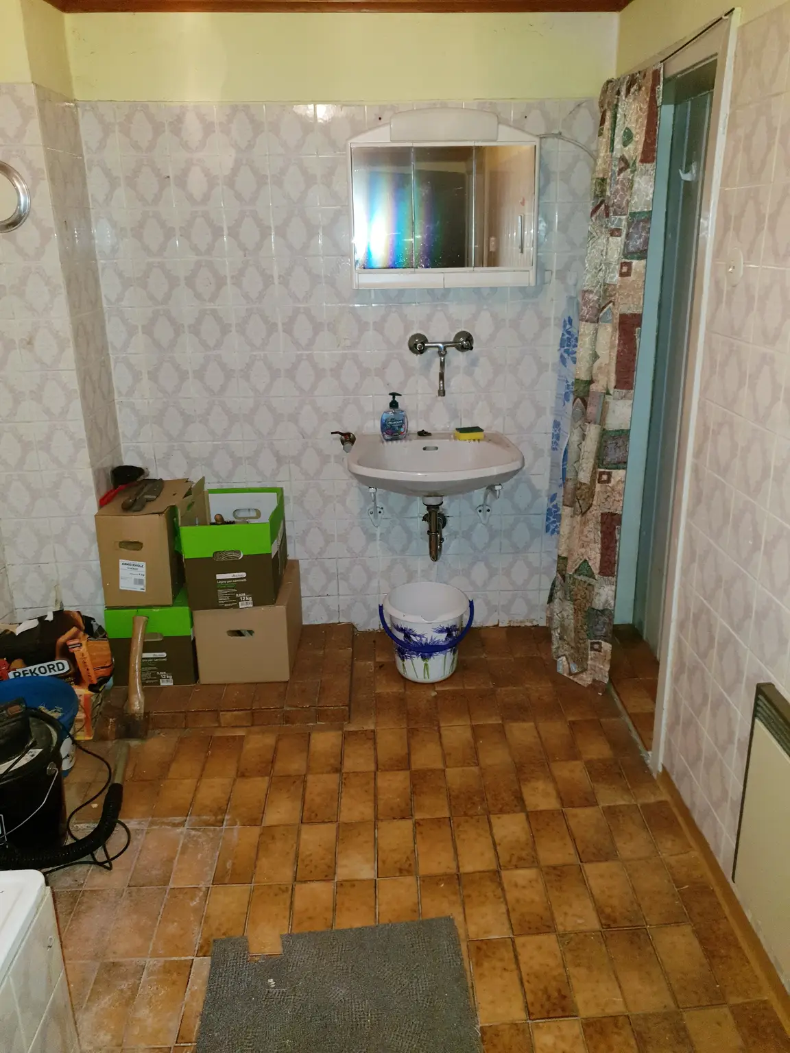 Sanierungsbedarf - Doppelhaushälfte mit Garten + Nebengebäude!!