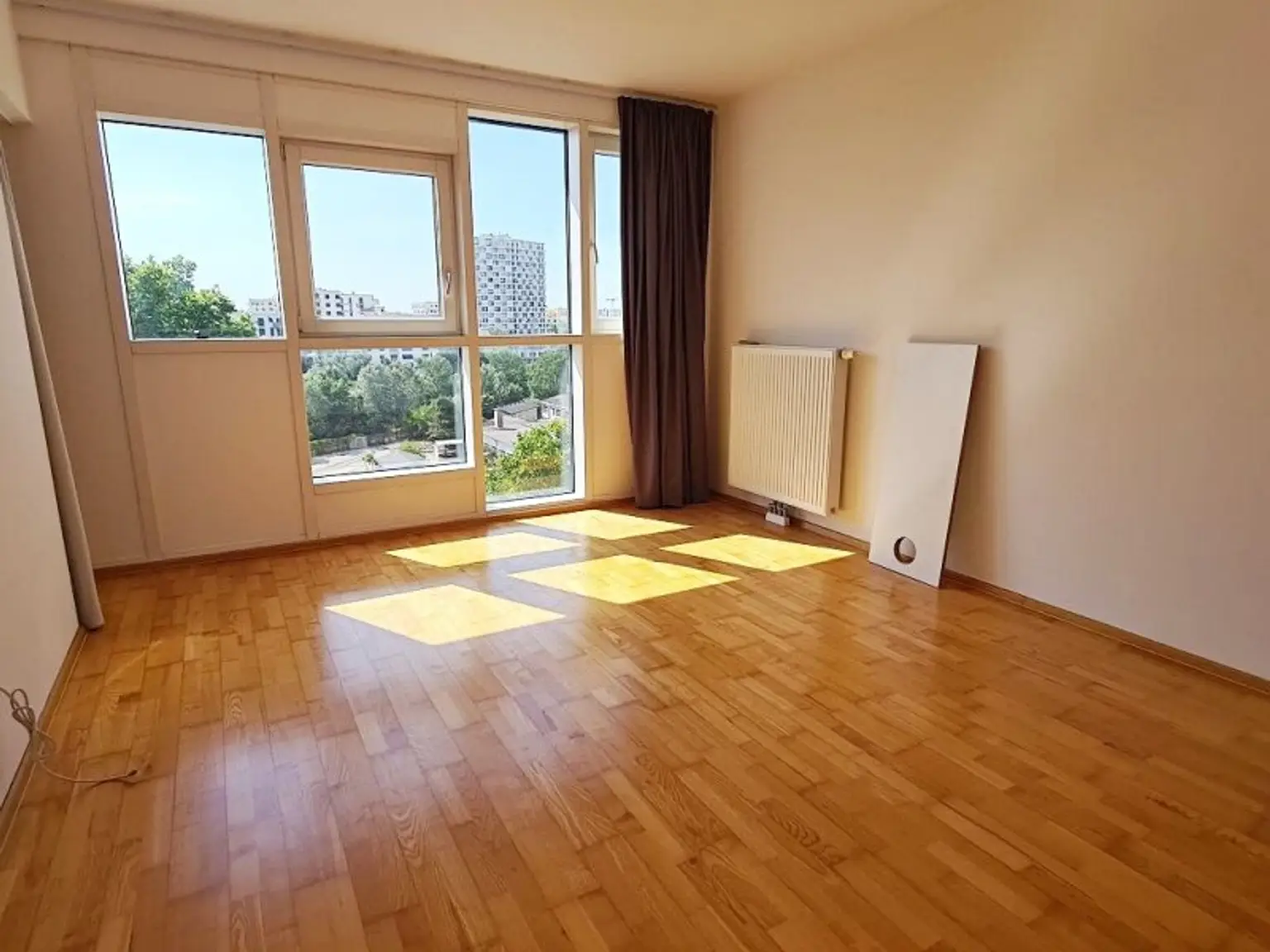 INNSTRASSE, FERNBLICK, unbefristete 97 m2 Dachgeschoß-Maisonette mit Loggia, 2 Zimmer, Komplettküche, Wannenbad, Parketten, gefördert
