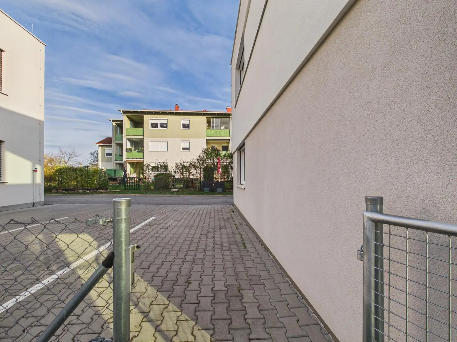 10. Autoabstellplatz