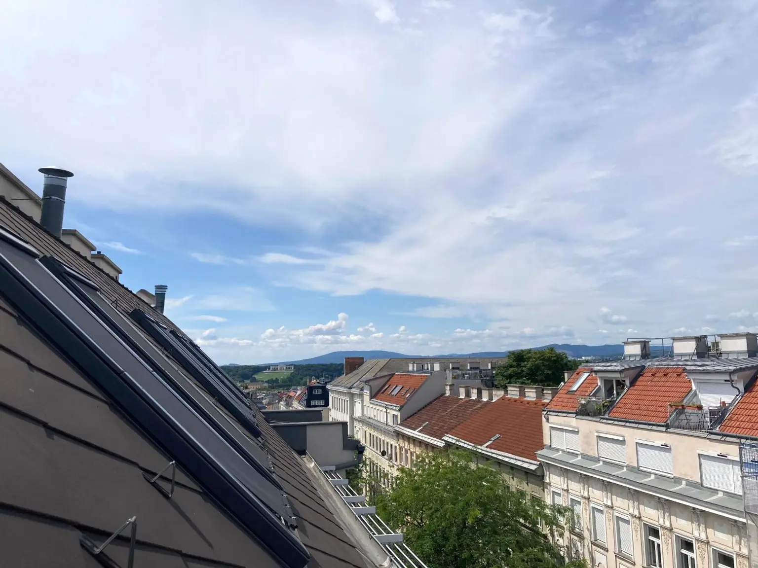 Dachgeschoss-Juwel mit Fernblick, Raumvielfalt und Terrasse in 1150 Wien