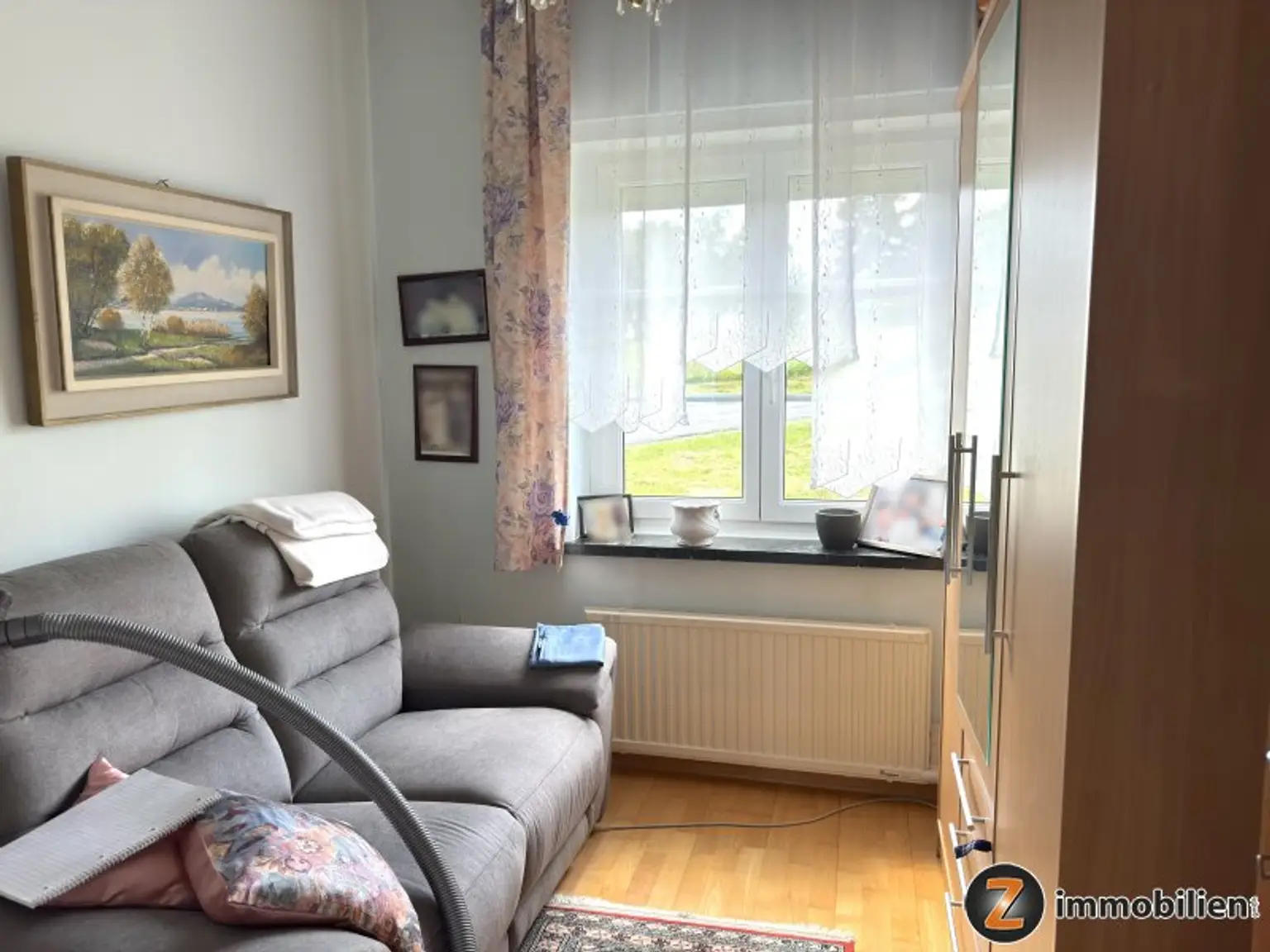 Unterkellertes Einfamilienhaus mit Garage und Obstbaumbestand