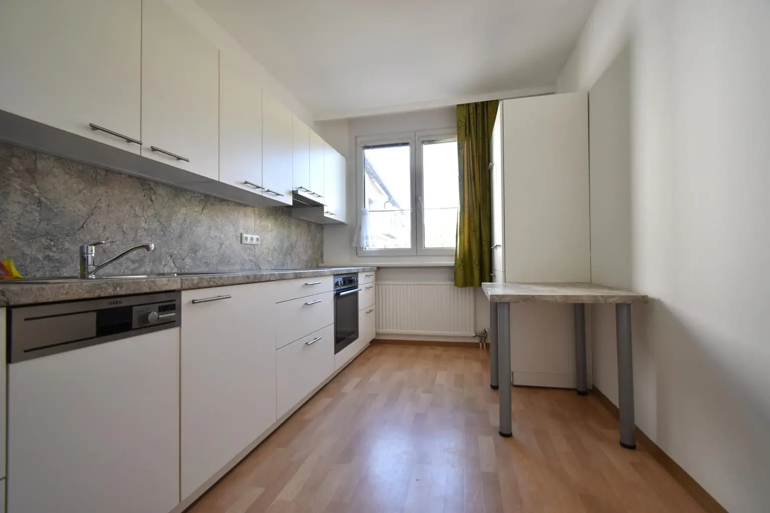 Sonnige 2-Zimmer-Wohnung mit Küche, Balkon und privater Garage in TOP LAGE!