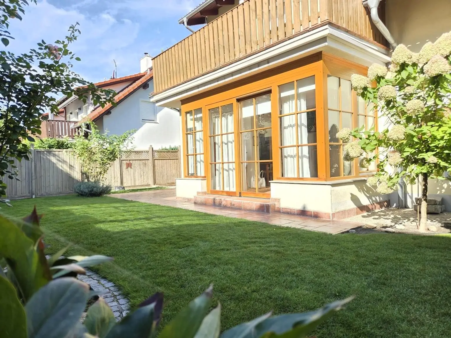 Feine Erdgeschoss Wohnung mit 122 m² Eigengarten in absoluter ruhiger Traumlage!