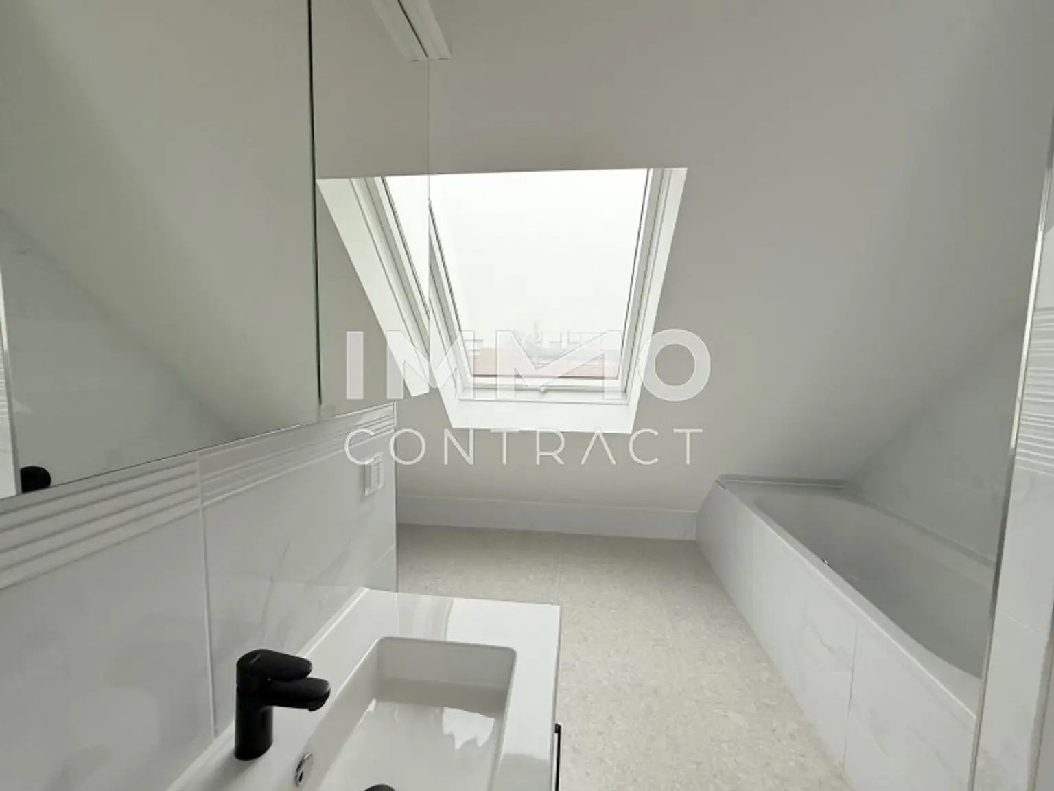 Tageslicht Bad mit Wanne und Dusche