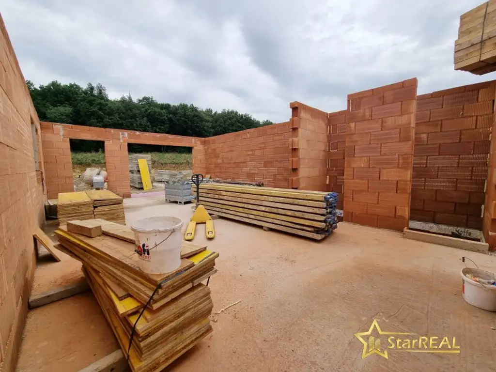 BAUBEGINN ERFOLGT! IDEAL FÜR FAMILIEN! 5-ZIMMER-ZIEGELHAUS MIT UNVERBAUBAREN AUSBLICK. MIT KELLER, BALKON, TERRASSE, CARPORT UND GROSSEM GARTEN.